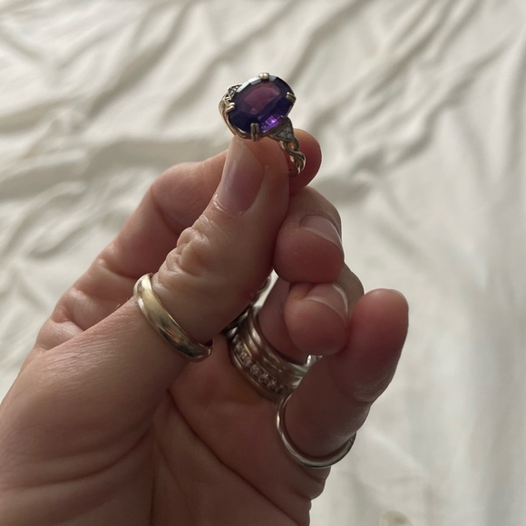 10K Gold and Amethyst RIng - Picture 4 of 7